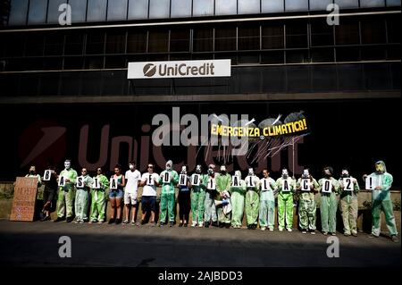 Turin, Italien - 19 Juli, 2019: Klima Aktivisten vor der Unicredit Bank tragen Masken durch das Geld, das Heist Serie inspiriert zeigen ('La Casa de Papel") Sendung von Netflix. Klima Aktivisten aus Freitags für Zukunft und Aussterben Rebellion Gruppen protestieren gegen Investitionen von Banken in fossilen Brennstoffen. Credit: Nicolò Campo/Alamy leben Nachrichten Stockfoto