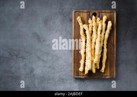 Käse stick. Grissini mit Käse auf dunklem Hintergrund, Konzept für Snack oder Party Time Stockfoto