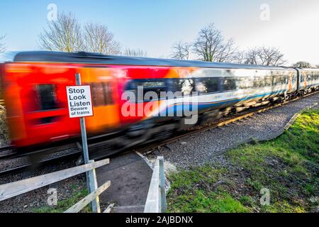 Stop, Look & hören Zug kommen. Stockfoto