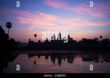 Tempel Angkor Wat bei Sonnenaufgang in Siem Reap, Kambodscha. Stockfoto