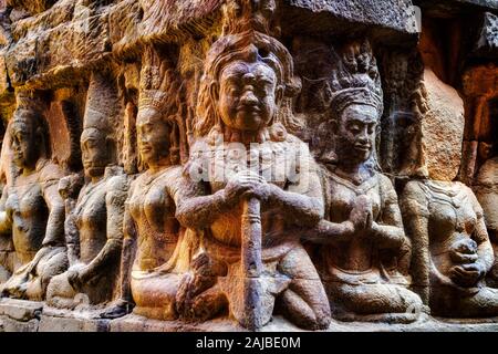 Terrasse von der Aussätzige König in Angkor, Siem Reap, Kambodscha. Nahaufnahme Detail des alten Flachrelief Schnitzereien an der Wand. Stockfoto