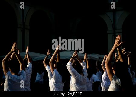 Turin, Italien, 21. Juni 2017: Yoga Enthusiasten in einem Masse yoga Klasse teilnehmen in Turin Piazza Vittorio auf die Sommersonnenwende und die Internationale Yoga Tag Credit: Nicolò Campo/Alamy Leben Nachrichten feiern Stockfoto