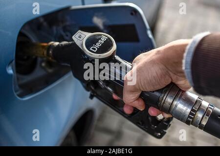 Turin, Italien - 06 November, 2019: ein Mann hält eine Dieselpumpe. Italienische Gewerkschaften bezeichnet eine zweitägige Tankstelle Streik. Die Aktion ist aufgrund der neuen Maßnahmen in die von der Regierung eingeführt werden, einschließlich der Einführung der elektronischen Rechnungsstellung. Credit: Nicolò Campo/Alamy leben Nachrichten Stockfoto