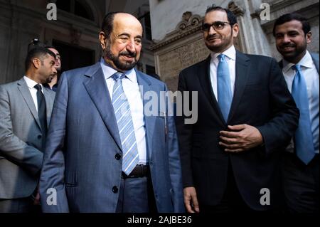 Turin, Italien, 02. Mai 2019: Sultan Bin Mohammed al-Qasimi (C), Scheich von Sharjah und Ehrengast bei der anstehenden Internationalen Buchmesse in Turin findet vom 9. bis 13. Mai, ist am Ende seiner Sitzung mit Bürgermeister von Turin Chiara Appendino gesehen. Credit: Nicolò Campo/Alamy leben Nachrichten Stockfoto