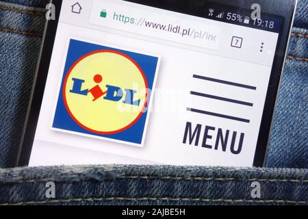 Lidl Website angezeigt auf dem Smartphone in Jeans Tasche versteckt Stockfoto