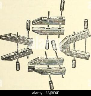 Kanadische Holzwerkstoffindustrie. Für Leichtigkeit kombiniert mit Kraft diese Klammer hasno gleich. Alle Teile sind aus den besten Materi-als-erhältlich und wir haben keine Mühe, makethe Pony das schönste seiner Art auf dem Markt verschont. in Größe * 18 in. bis 72 in öffnen. 1 2 Jorgensen PeerlessAdjustableHand Schelle passt zu jeder Griff mit-^? pl^g, ein Slip und nimmt mit lesseffort atighter halten. Es ist ein Werkzeug, dass aclamp ofreal Wirtschaft und ef versichert - Üpft. Verstellbare Klammer Unternehmen 216 N. Jefferson St., Chicago, USA Für Saie durch Aikenhead Hardware begrenzt Toronto Caverhill Learmont Stockfoto