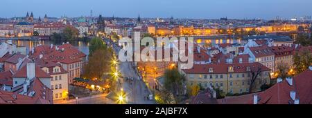 Prag - das Panorama der Stadt mit der Charles Brücke und der Altstadt am Abend. Stockfoto