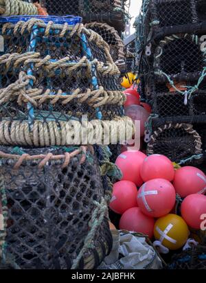 Aberystwyth Wales/Großbritannien eine abstrakte Sammlung von Rot und Gelb marine Boot Bojen am Hafen entlang Seite Hummer und Krabben Töpfe gespeichert Stockfoto