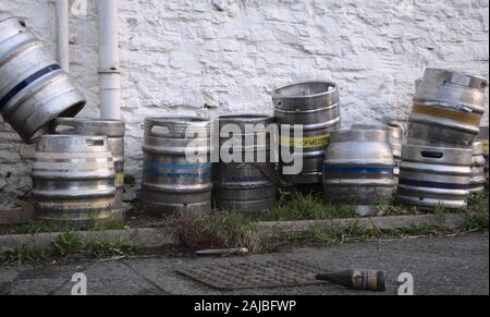 Aberystwyth Ceredigion Wales, UK 03 Januar 2020: eine Sammlung von leeren metallische Bierfässer [Kegs] außerhalb einer Kneipe zur Abholung bereit Stockfoto