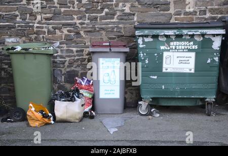 Aberystwyth Ceredigion Wales, UK 03 Januar 2019: Überlaufen Glas Papierkorb warten auf Sammlung Stockfoto