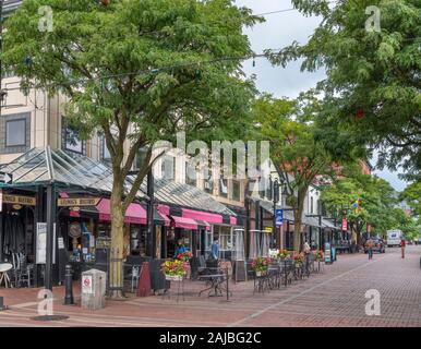 Restaurants und Geschäfte an der Church Street in der Innenstadt von Burlington, Vermont, USA Stockfoto