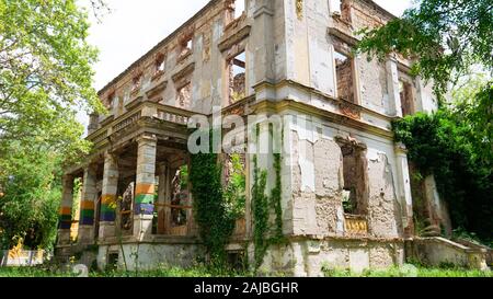 Mostar, Bosnien und Herzegowina - April 2019: Zerstörte Gebäude an der ehemaligen Frontlinie des Krieges auf Mostar. Palace während der 1992-1995 bombardiert Stockfoto