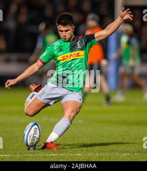 Salford, UK. 3. Jan 2020. 3. Januar 2020; AJ Bell Stadium, Salford, Lancashire, England; English Premiership Rugby, Verkauf Haifische versus Harlekine; Marcus Smith von harlekine tritt eine Konvertierung - Redaktionelle Verwendung Credit: Aktion Plus Sport Bilder/Alamy leben Nachrichten Stockfoto