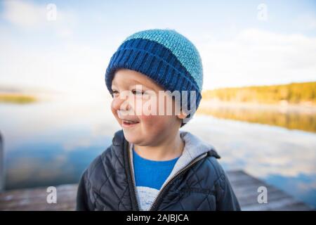 Porträt des jungen Jungen lachen auf Dock. Stockfoto