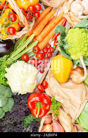 Null Abfall einkaufen. Vielfalt von bunten Bio Gemüse, Kohl Tomaten Zwiebeln Pilze squash Paprika Knoblauch. Gesund Hintergrund Nahaufnahme, selektiven Fokus Stockfoto