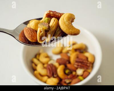 Gemischte Nüsse, Mandeln, Pecan, Pistazien, Cashewkerne. Stockfoto