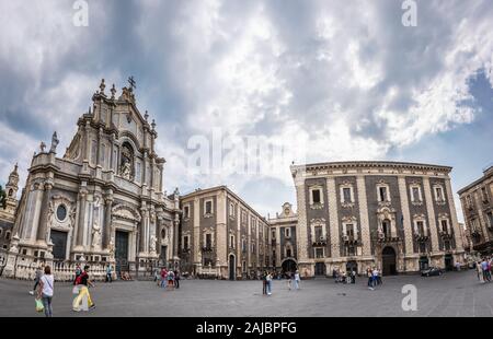 Catania, Italien, 29. September 2017: die Piazza del Duomo mit Kathedrale Santa Agatha von Catania, Sizilien, Italien. Stockfoto