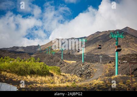 Catania, Italien, 30. September 2017: Standseilbahn nach oben am Ätna mount. Stockfoto