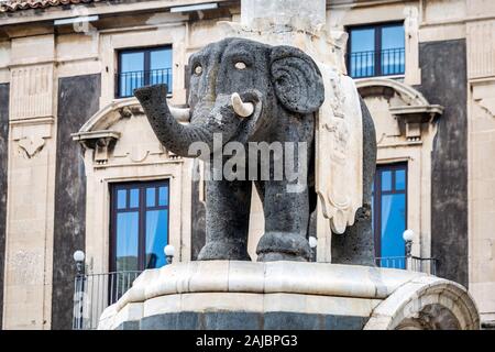 Catania, Italien, 29. September 2017: Elephant Statue an der Piazza del Duomo mit Kathedrale Santa Agatha von Catania, Sizilien, Italien. Stockfoto