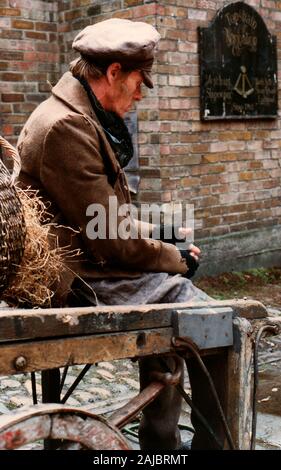 1986 - Hinter den Kulissen Bild in der Verfilmung der BBC-Serie David Copperfield - genommen, Whitby, North Yorkshire - Juni 1986 (ruht auf einem alten Warenkorb zwischen Szenen) Stockfoto