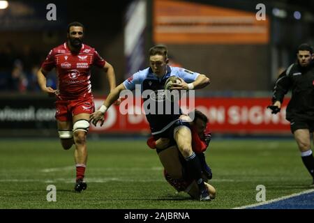 Cardiff, Großbritannien. 03 Jan, 2020. Josh Adams von Cardiff Blues wird von Ryan Conbeer der Scarlets angegangen. Guinness Pro 14 Rugby-Spiel, Cardiff Blues v Scarlets am BT Sport Cardiff Arms Park in Cardiff am Freitag, 3. Januar 2020. Dieses Bild dürfen nur für redaktionelle Zwecke verwendet werden. Redaktionelle Verwendung nur. pic von Andrew Obstgarten/Andrew Orchard sport Fotografie/Alamy Live news Credit: Andrew Orchard sport Fotografie/Alamy leben Nachrichten Stockfoto