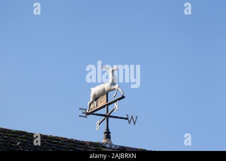 White Hart Hirsch Wetterfahne auf einem Fliesen- haus dach in Reigate, Surrey UK Stockfoto