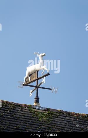 White Hart Hirsch Wetterfahne auf einem Fliesen- haus dach in Reigate, Surrey UK Stockfoto