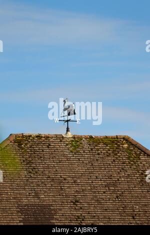 White Hart Hirsch Wetterfahne auf einem Fliesen- haus dach in Reigate, Surrey UK Stockfoto