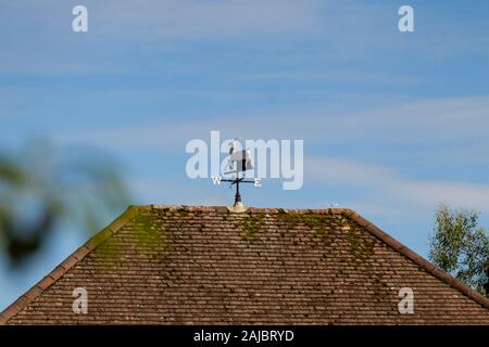 White Hart Hirsch Wetterfahne auf einem Fliesen- haus dach in Reigate, Surrey UK Stockfoto