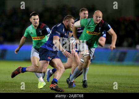 Verkauf Haifische Akker van der Merwe läuft in zu zählen während der gallagher Premiership Gleichen an den AJ Bell Stadium, Salford. Stockfoto