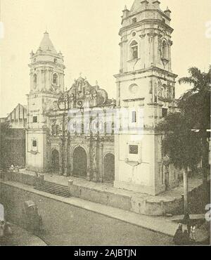 Panama und der Kanal in Bild und Prosa. . Einige KARNEVAL FLOATSIn das Auto in der oberen rechten Ecke ist die Königin des Karneval 1913 Ot 244 PANAMA UND DEN KANAL. Die A^? ziente CATHEDRALIts türmen sich auf Karneval, Revolution, Gelage und Aufruhr der Geist angesehen haben. Unsere Schwimmer mehr künstlerische und teuer, unsere Dekorationen sind mehr verschwenderisch, aber wir sitzen und ansichtim Parade mit freistehenden Stille, als ob therevelers angestellt wurden Clowns. In Panama everybodyjoins im Sport. Die Linie der Wagen um theparls in der Plaza Centrale, von dort durch die Avenidato der Plaza Santa Ana und Stockfoto