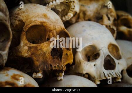 Menschlichen Schädeln der Opfer der Roten Khmer an der Killing Fields von Choeung Ek Memorial in Phnom Penh, Kambodscha gestapelt. Stockfoto