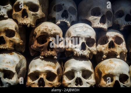 Menschlichen Schädeln der Opfer der Roten Khmer an der Killing Fields von Choeung Ek Memorial, Phnom Penh, Kambodscha gestapelt. Stockfoto