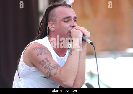 Italien Imola, 15./16. Juni 2002 'Heineken Jammin' Festival 2002 Autodromo di Imola: J-AX von Articolo 31 während des Konzerts Stockfoto