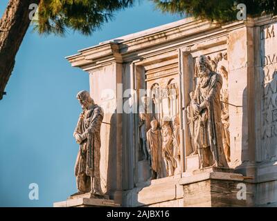 Rom, Italien. Details der Triumphbogen des Konstantin. Statue und Flachrelief auf der Fassade der Triumphbogen. Stockfoto