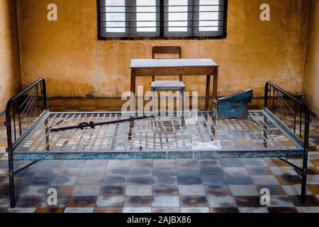 Folter Zimmer in Tuol Sleng Genozidmuseum S-21 in Phnom Penh, Kambodscha. Stockfoto