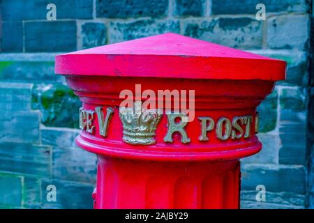Queen Victoria Ära, rote Säule, Post Office Letter Box, Warwick, Warwickshire, England, Großbritannien Stockfoto