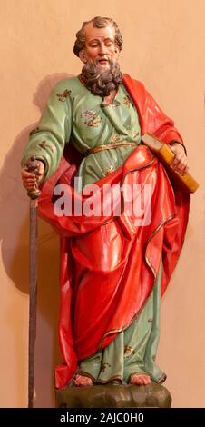 ZARAGOZA, Spanien - 3. MÄRZ 2018: Die polychome geschnitzte Statue von St. Der Apostel Paulus in der Kirche Iglesia de San Miguel de los Navarros. Stockfoto