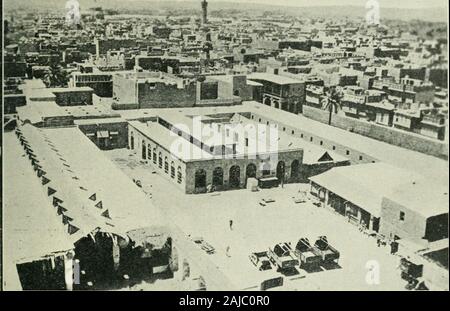 Der Krieg im Januar 1918. J^ffa, vom Meer. Der KRIEG IM JANUAR. Bagdad: Die Moschee von Abdul Oadir Jilani in der Ferne. Beitunia, Ramallah gleichzeitig erfasst,? Mit der schönen Wasserversorgung, dass liesbetween und Bireh. Bis zum Ende des DecemberGeneral AUenby hatte das ganze Wasser eingefangen - zwischen dem Mittelmeer und dem Jordanup zu Beitin, 12 Meilen nördlich von Jerusalem, theScriptural Bethel Schuppen. Kleine Fortschritte bis zum sichem Straße weremade in den frühen Tagen des neuen Jahres bevorder Wetter brach. Januar Schnee wasfalling in Bethlehem. Doch zu dieser Zeit Jeru - Salem beyo Stockfoto