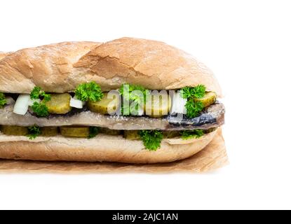 Traditionelle niederländische Sandwich mit Hering und Pickles isoliert auf weißem Stockfoto