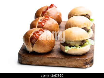 Satz von drei mini Hamburger und Hotdogs auf weißem Hintergrund Stockfoto