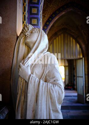 Nahaufnahme der trauernden Frau Skulptur in den Fluren des Campo Santo, ein Grab auf dem Friedhof West in Aachen, Deutschland, die vor 1900 erstellt wurden, Stockfoto