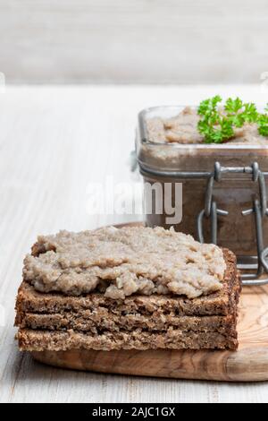 Forshmak Einfügen von Hering mit Kräutern isoliert auf weißem Stockfoto