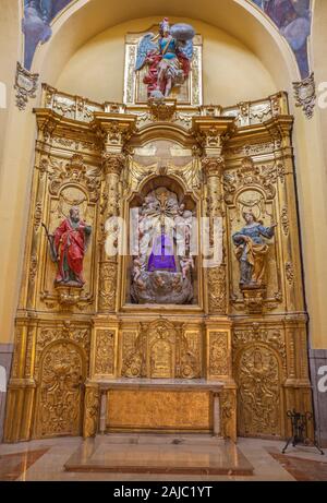 ZARAGOZA, Spanien - 3. MÄRZ 2018: Die polychome geschnitzten broque Seitenaltar in der Kirche Iglesia de San Miguel de los Navarros. Stockfoto