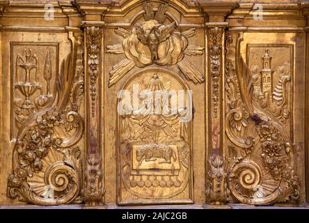 ZARAGOZA, Spanien - 3. MÄRZ 2018: Die polychome geschnitzten broque Wohnung von seitenaltar in der Kirche Iglesia de San Miguel de los Navarros. Stockfoto