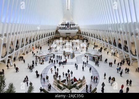 Die Oculus am Westfield World Trade Center ist verschwenderisch dekoriert für die Ferienzeit sehr große Massen anzieht, New York City, USA Stockfoto