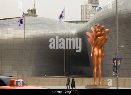 Dongdaemun, Seoul, Südkorea, April 1st, 2018: Statue und Koreanische Fahnen vor der Dongdaemun Design Plaza von Seoul, Südkorea. Stockfoto