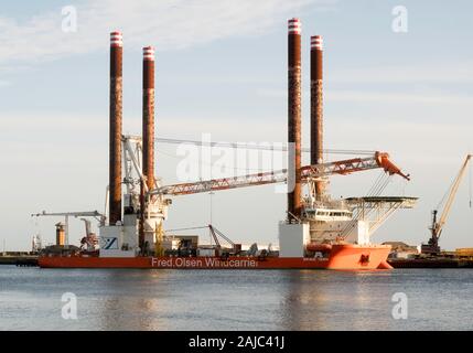 Brave Tern, ein schweres Heben oder Jack Schiffs von Fred Olsen Windcarrier im Hafen von Sunderland, England, Großbritannien Besitz Stockfoto