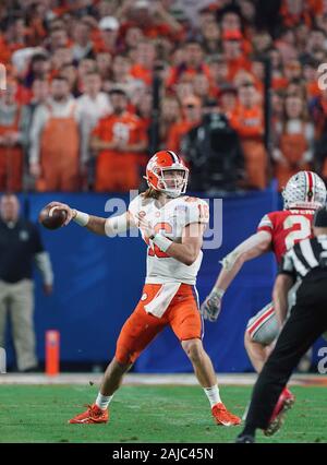 Glendale, AZ, USA. 28 Dez, 2019. Clemson Tiger quarterback (16) Trevor Lawrence in Aktion gegen die Ohio State Buckeyes am PlayStation Fiesta Bowl, State Farm Stadium in Glendale, AZ., Am 28. Dezember 2019. (Absolut komplette Fotograf & Company Credit: Jose Marin/MarinMedia.org/Cal Sport Media) (HOLLYWOOD DAS LEBEN HERAUS, SHUTTERSTOCK, LAS VEGAS RÄUBER). Credit: Csm/Alamy leben Nachrichten Stockfoto