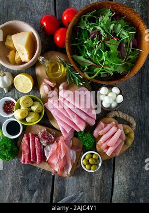 Antipasti Teller auf Holz- Oberfläche Stockfoto